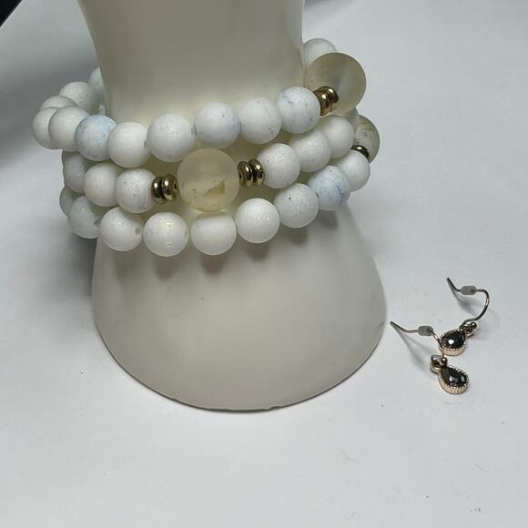 three white bracelets set costume jewelry pull on stretch some clear beads - Picture 3 of 13